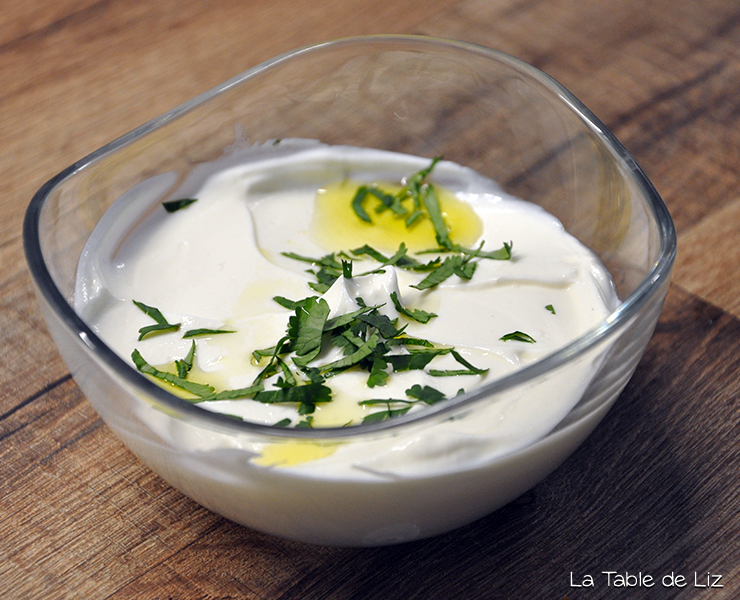 Labné libanais (Labneh), fromage frais typique de la cuisine Libanaise, recette végétarienne de la table de Liz